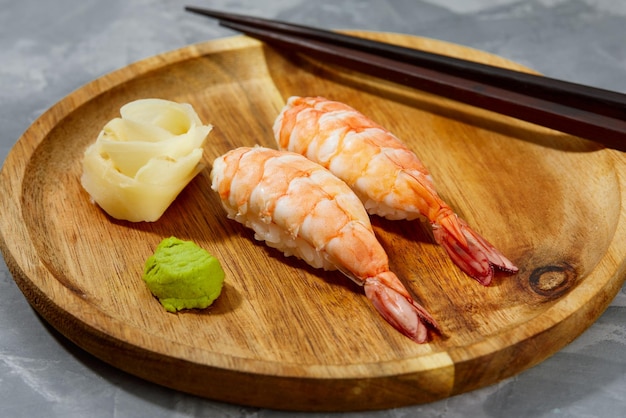 Rauwe rode garnalen nigiri van bovenaf gefotografeerd op houten bord japanse keuken