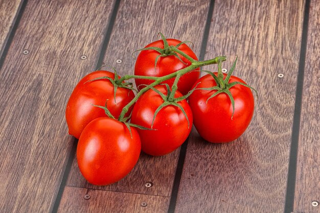 Rauwe rode sappige Flamenco tomaten tak