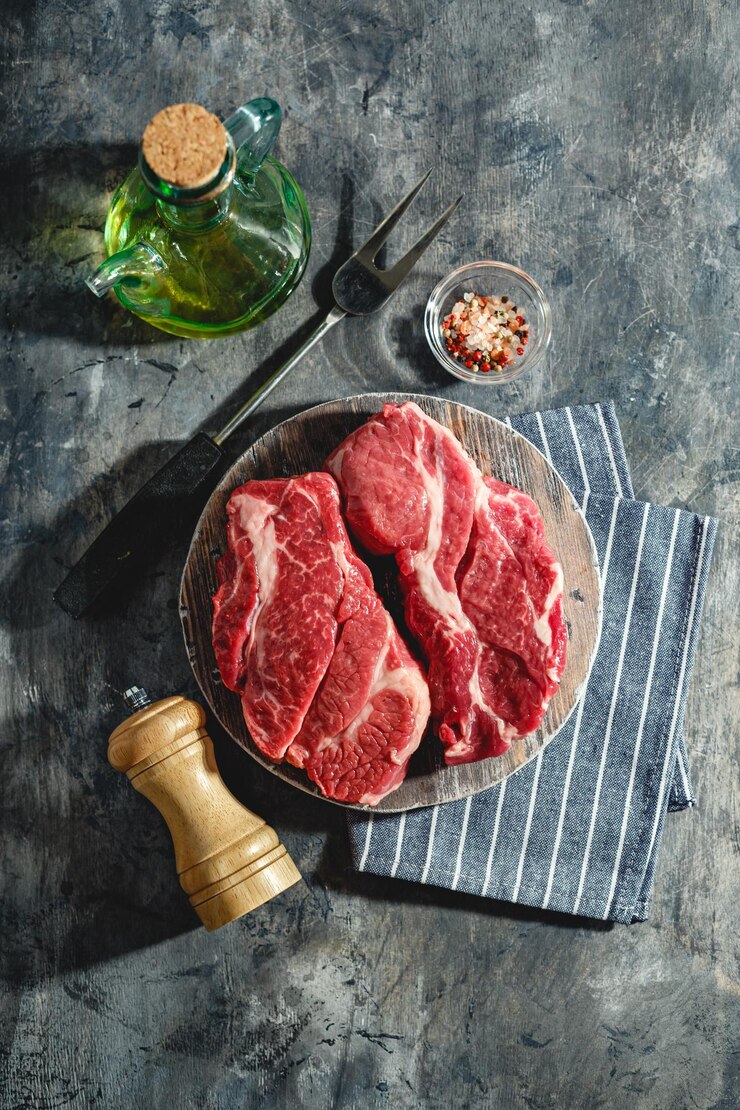 Rauwe rundvleessteak op donkergrijze achtergrond