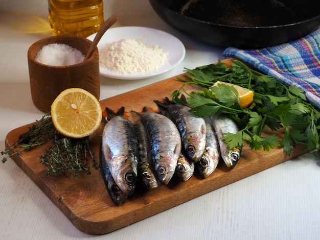 Rauwe sardines op een houten snijplank