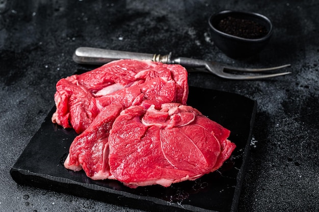 Rauwe schapenvlees filet steaks van been ongekookt lamsvlees Zwarte achtergrond Bovenaanzicht