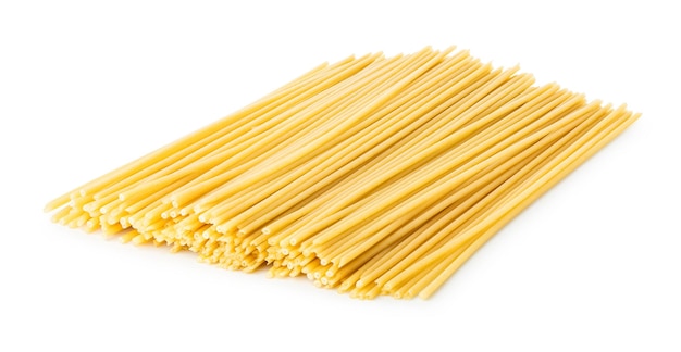 Rauwe slanke spaghetti geïsoleerd op een witte achtergrond