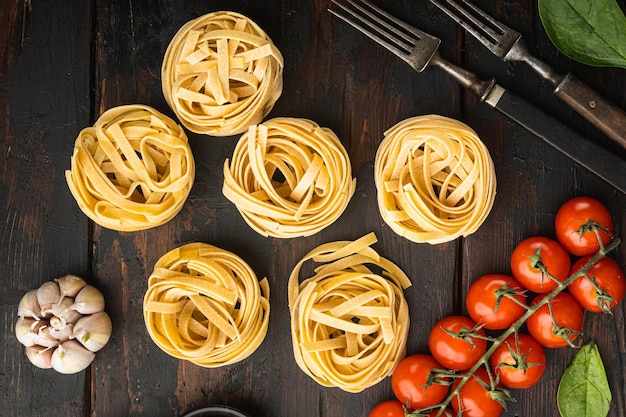 Rauwe tagliatelle nesten Traditionele Italiaanse pasta set, bovenaanzicht plat gelegd