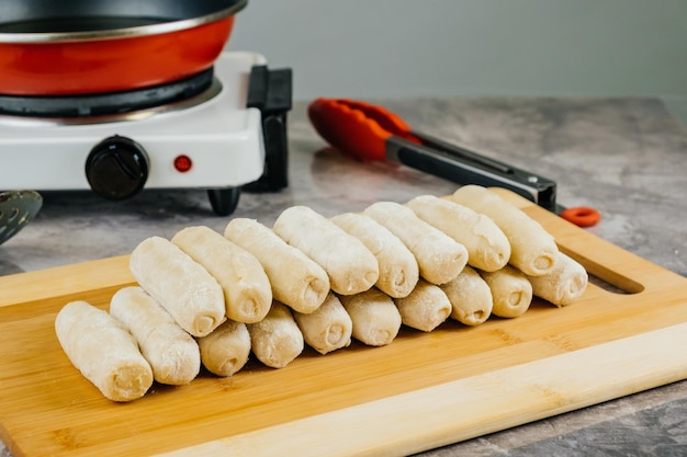 Rauwe tequenos klaar om typisch Venezolaanse snacks te koken op feestjes