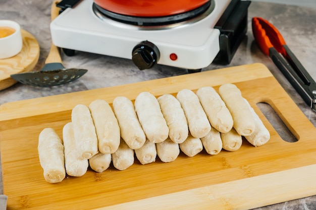 Rauwe tequenos klaar om typisch Venezolaanse snacks te koken op feestjes