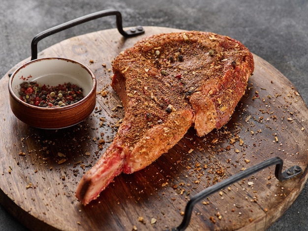 Rauwe Tomahawk Steak in Rub Marinade voor BBQ