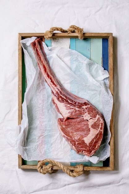 Rauwe tomahawk-steak