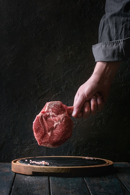 Rauwe tomahawk steak