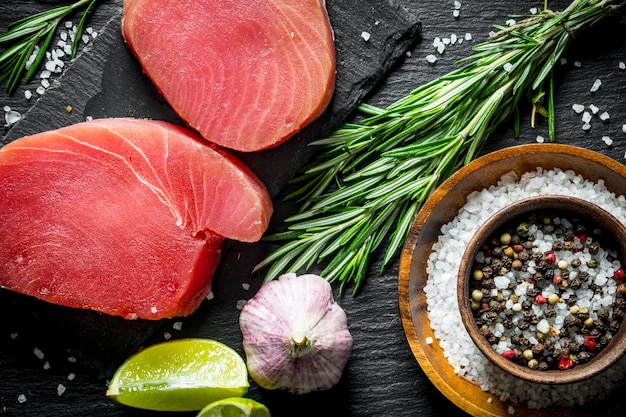 Rauwe tonijn met rozemarijn-knoflooklimoen en kruiden