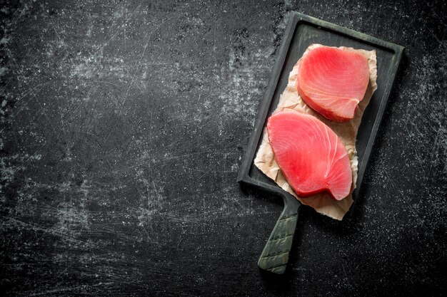 Rauwe tonijnsteak op snijplank