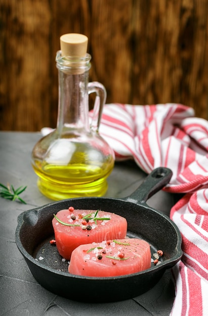 Foto rauwe tonijnsteaks in een gietijzeren pan