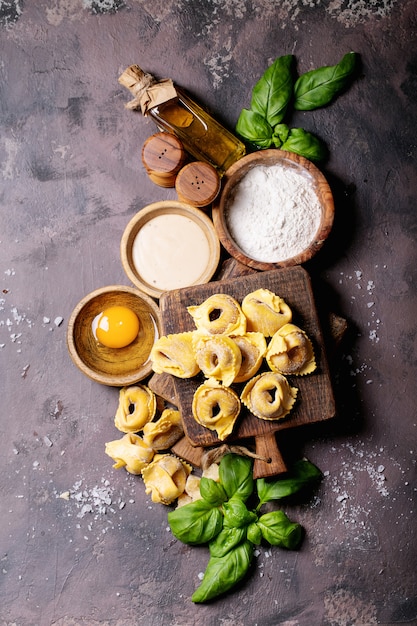 Rauwe traditionele Italliaanse ravioli