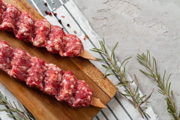 Rauwe Turkse traditionele vlees kebab op tafel. Detailopname.