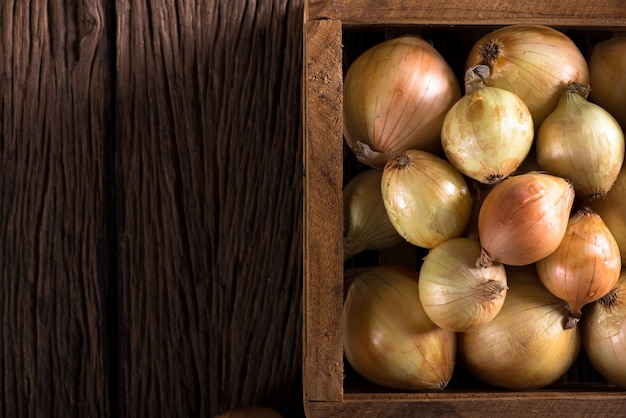 rauwe ui in mand en op een tafel