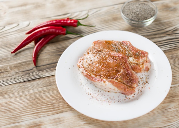 Rauwe varkensribbetjes met hete rode peper Bereiding van vlees om te grillen