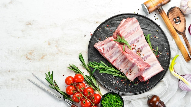 Foto rauwe varkensribbetjes met kruiden vlees bovenaanzicht vrije ruimte voor uw tekst
