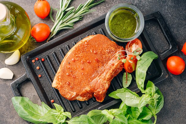 rauwe varkenssteak in kruiden en olijfolie en basilicumdressing