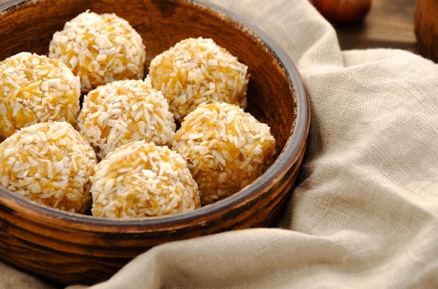 Rauwe vegan gezonde snoepjes, energieballetjes met gedroogd fruit en kokos.