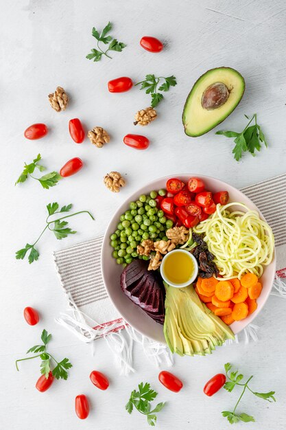 Rauwe veganistische salade met diverse groenten