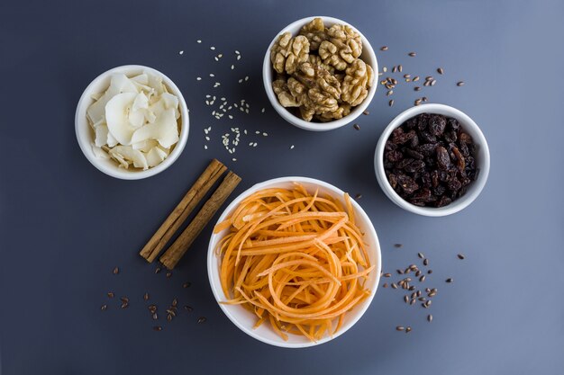 Rauwe vegetarische energieballen koken.