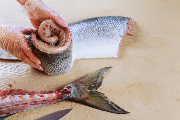 Rauwe verse blyufish filet op een snijplank close-up