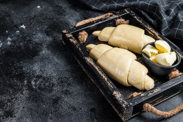 Rauwe verse croissant in een houten dienblad.