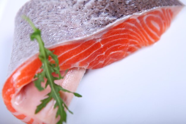 Rauwe verse rode zalm op witte plaat