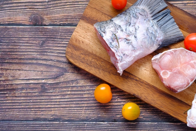 Rauwe verse vis op een snijplank ter voorbereiding op het koken op tafel