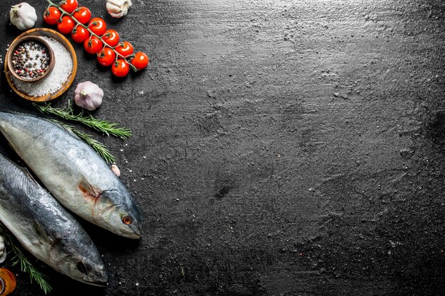 Rauwe vis tonijn met tomaten rozemarijn en knoflook