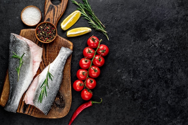 Rauwe vis zeebaars met kruiden op een stenen tafel