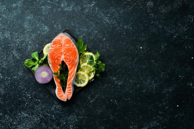 Rauwe vissteak met peterselie en citroen op tafel Zalm Bovenaanzicht Vrije ruimte voor uw tekst Rustieke stijl