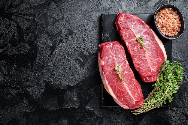 Rauwe Wagyu Oester Top Blade Steaks Biologisch Rundvlees Zwarte Achtergrond Bovenaanzicht Kopie Ruimte