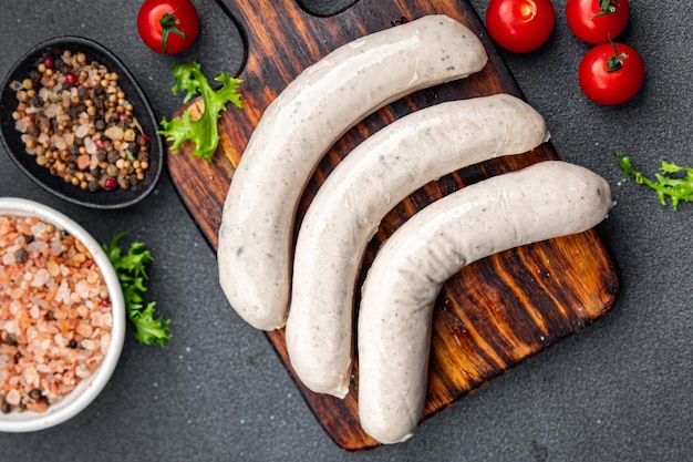 Rauwe witte worst weisswurst kalfsvlees varkensreuzel kruiden natuurlijke maaltijd voedsel snack op tafel