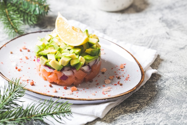 Rauwe zalm, avocado en paarse uiensalade. zalmtartaar. voorgerecht voor oudejaars of kersttafel