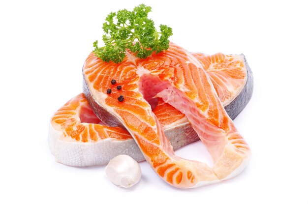 Rauwe zalm geïsoleerd op wit