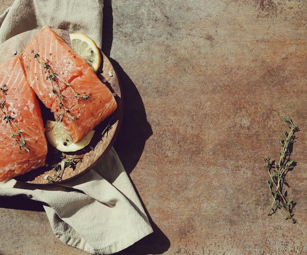 Rauwe zalm met citroen op het houten bord