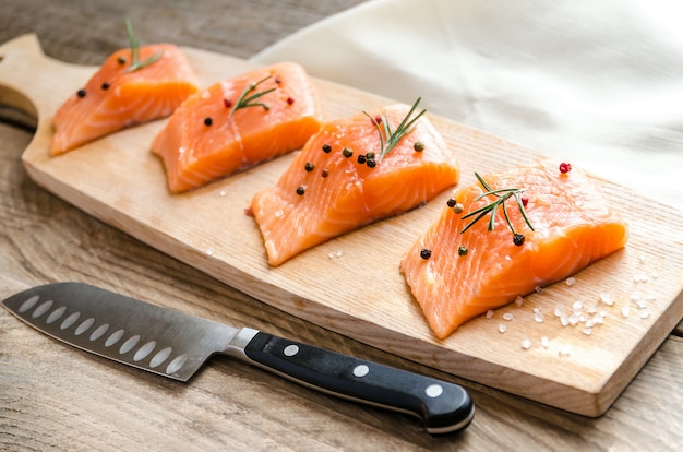 Rauwe zalm op houten snijplank