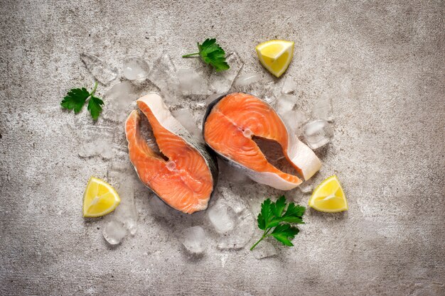 Rauwe zalm steaks op ijs met peterselie en citroen