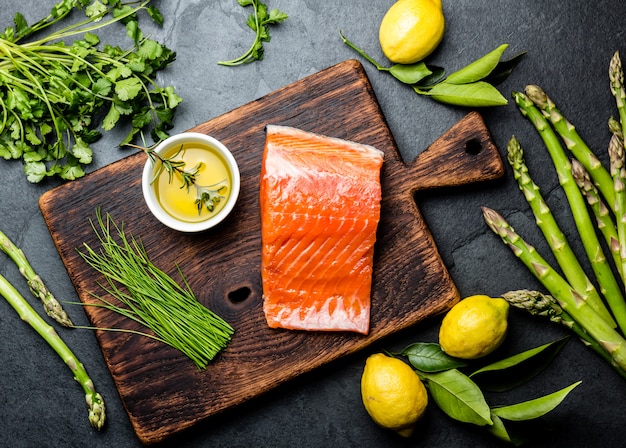 Rauwe zalmfilet, asperges en kruiden