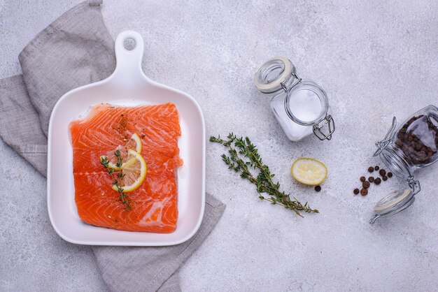 Rauwe zalmfilet met kruiden