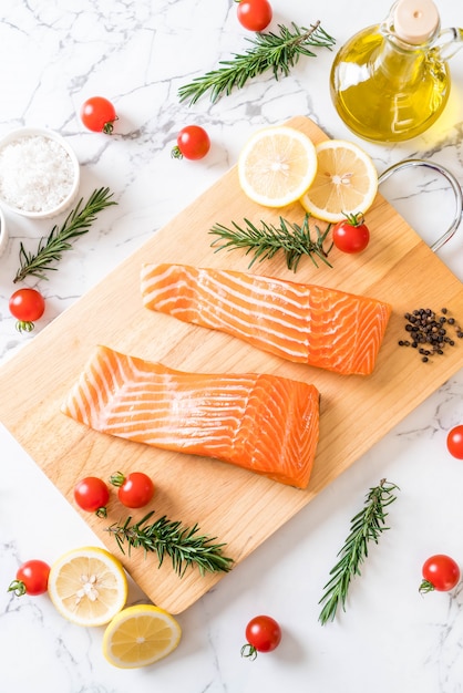 Rauwe zalmfilet met tomaten, citroen, rozemarijn, peper en zout