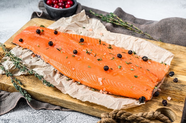 Rauwe zalmfilet op een tafel