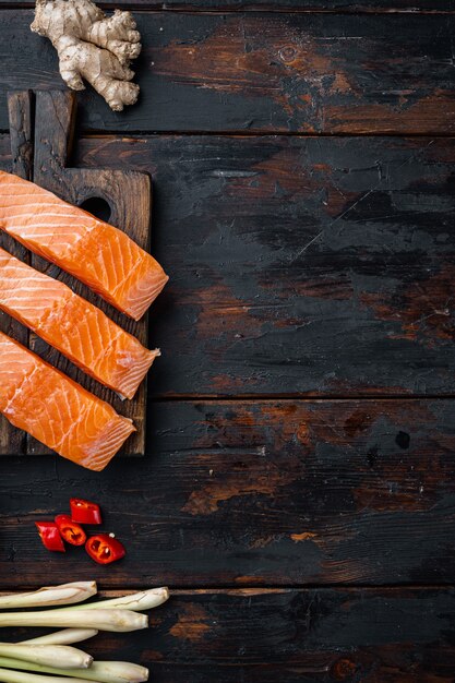 Rauwe zalmfilets op oude houten tafel