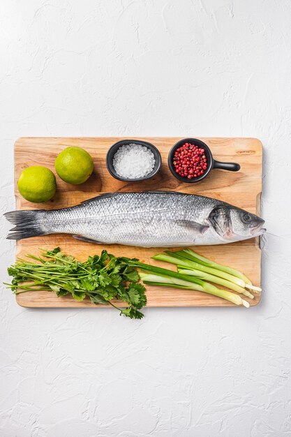 Rauwe zeebaars met ingrediënten van kruiden en specerijen