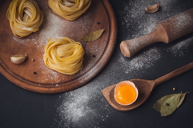 Rauwe zelfgemaakte pasta en ingrediënten om te koken