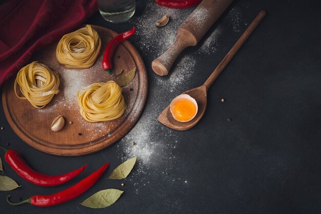 Rauwe zelfgemaakte pasta en ingrediënten om te koken