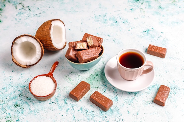 Rauwe zelfgemaakte vegan chocolade chocolade kokos dessert. Gezond veganistisch voedselconcept.