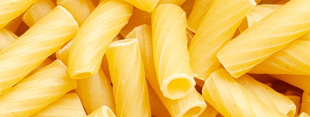 Rauwe ziti-pasta. Voedsel achtergrond. Een ingrediënt voor traditioneel Italiaans eten. Detailopname.
