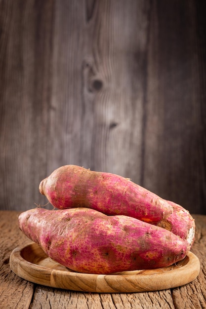 Rauwe zoete aardappel op tafel