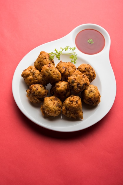 라바 바즈(Rava Bhajj) 또는 바지야(bhajiya)는 수지 파코다(suji Pakoda) 또는 세몰리나 파코라(semolina Pakora)라고도 하며 토마토 케첩과 함께 제공됩니다. 선택적 초점